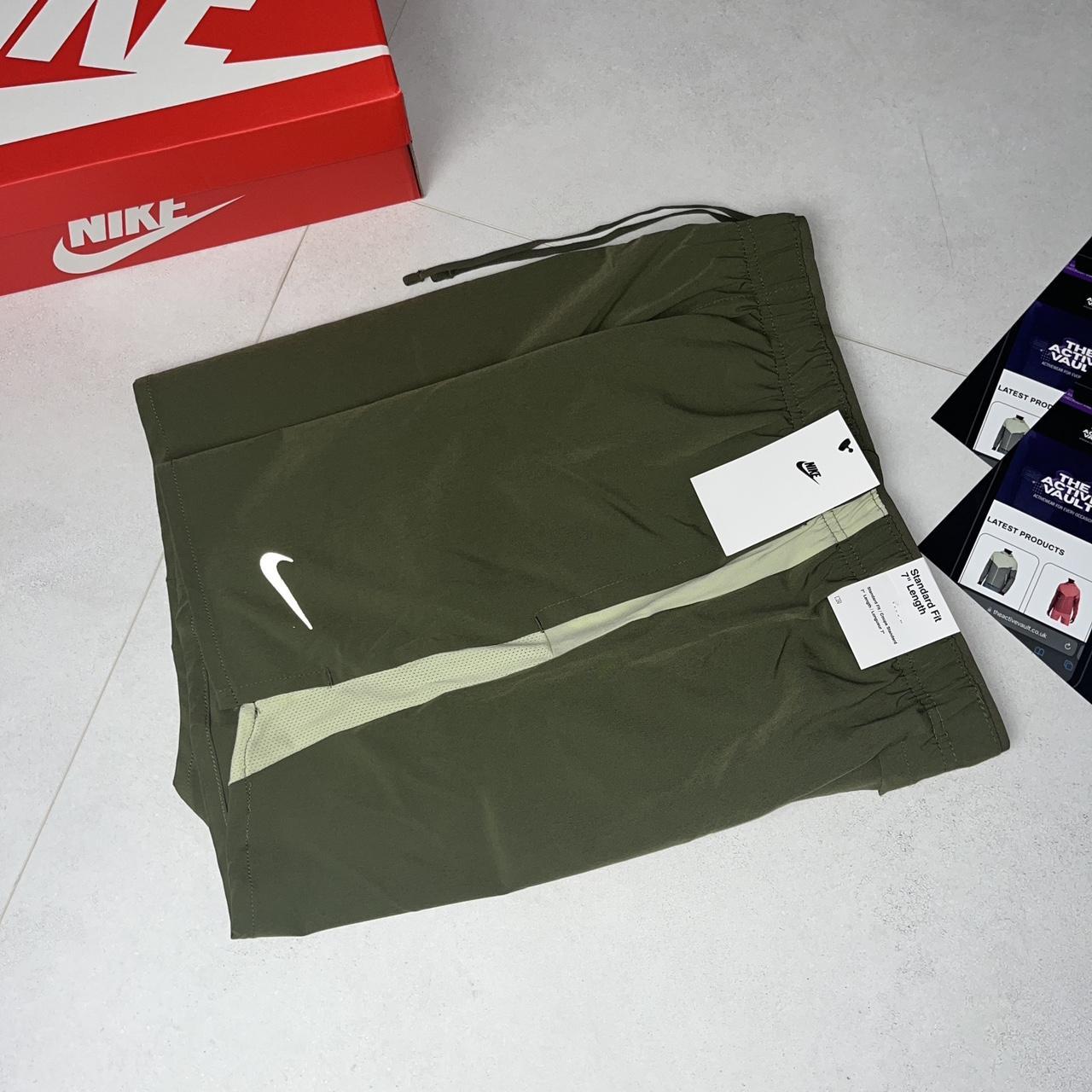 Nike Challenger 7 inch Shorts - Medium Olive Green