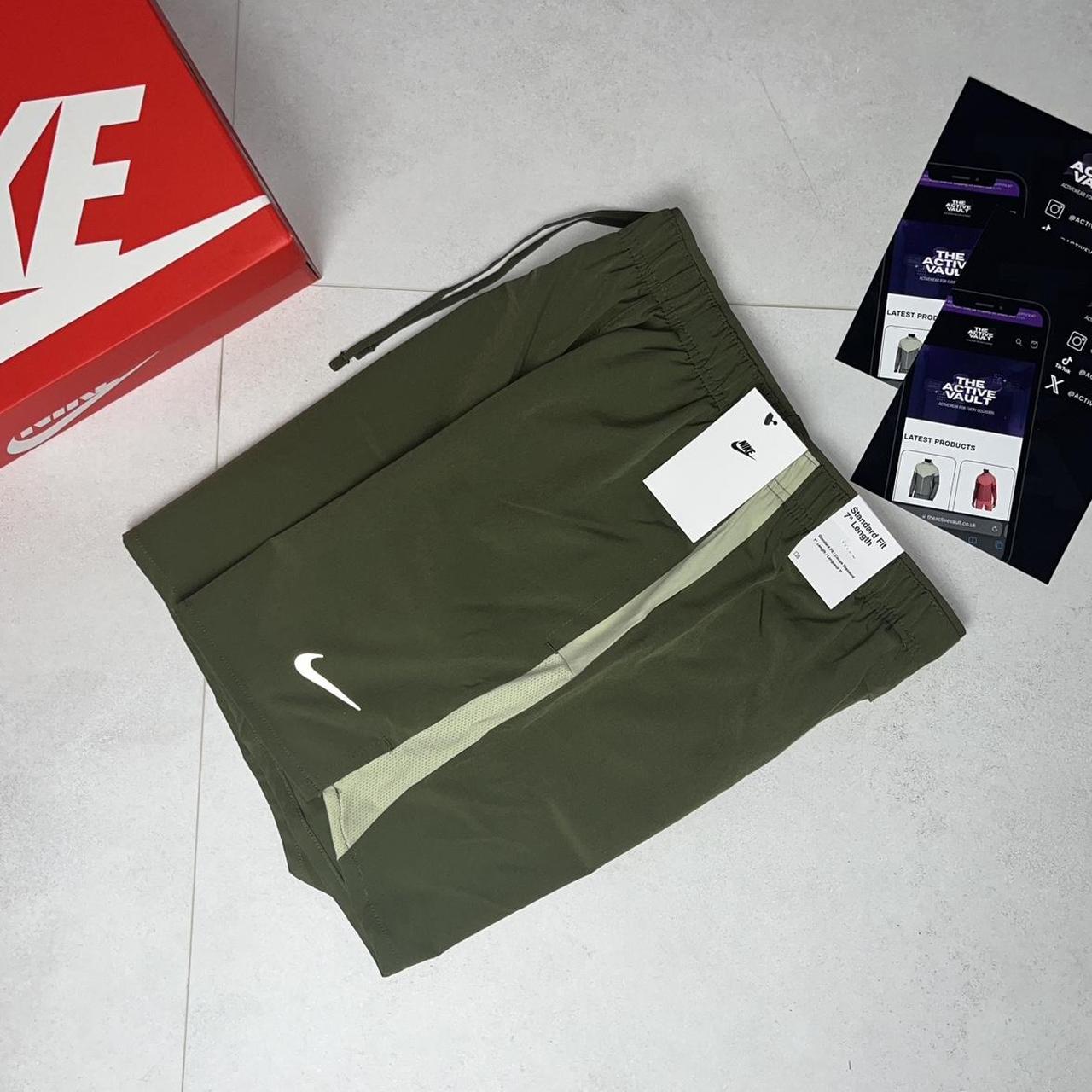 Nike Challenger 7 inch Shorts - Medium Olive Green