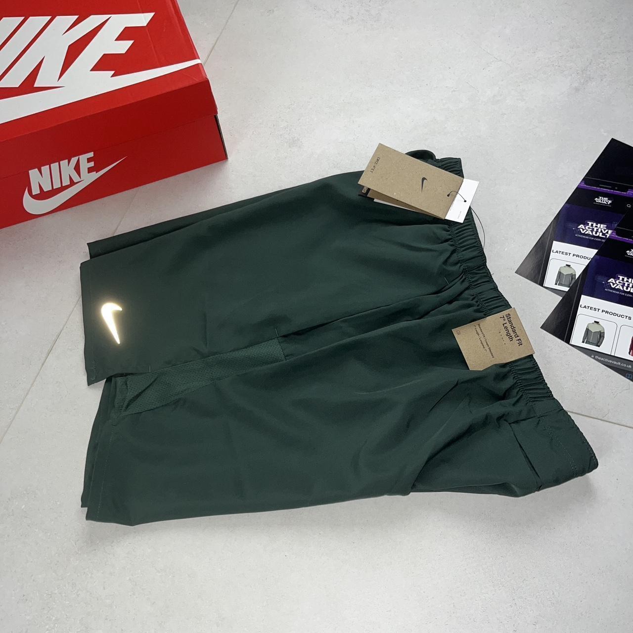 Nike Challenger 7 inch Shorts - Vintage Green